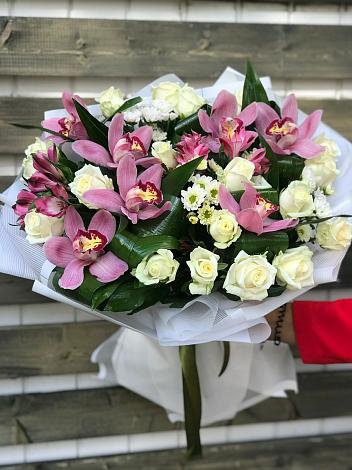 Букет цветов из: Розы и Хризантемы в Горном Саратовская область