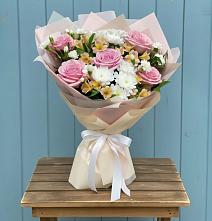 Букет цветов из:  Гвоздики, Орхидеи и Розы в Горном Саратовская область