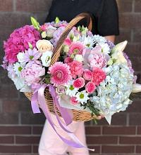Цветочная композиция из Розы, Хризантемы, Пионы и Лизиантусы в корзине в Горном Саратовская область
