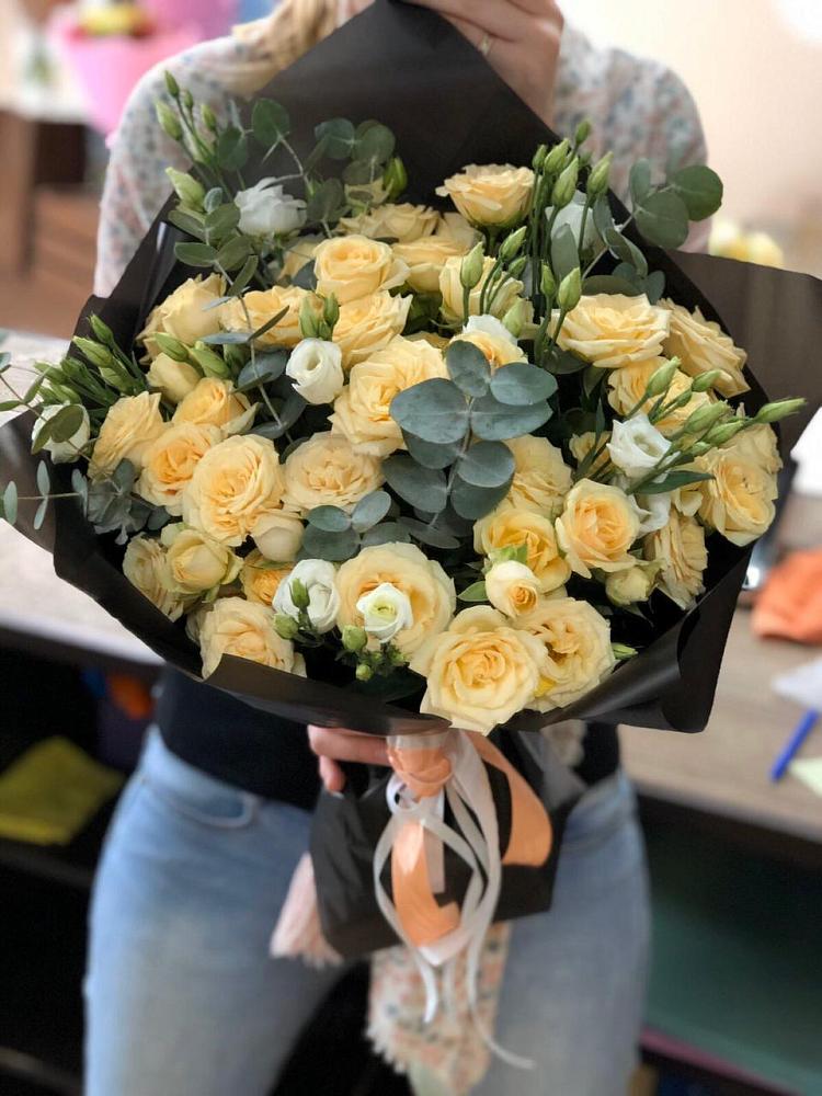 Букет цветов из: Розы и Лизиантусы в Горном Саратовская область