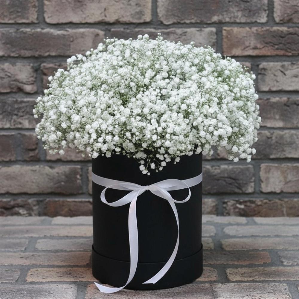 Цветочная композиция из Гипсофила в шляпной коробке в Горном Саратовская область