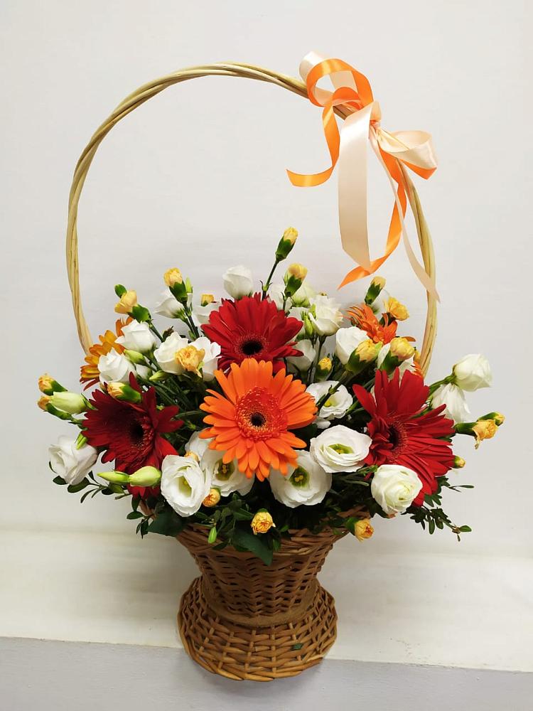 Цветочная композиция из Герберы и Хризантемы в корзине в Горном Саратовская область