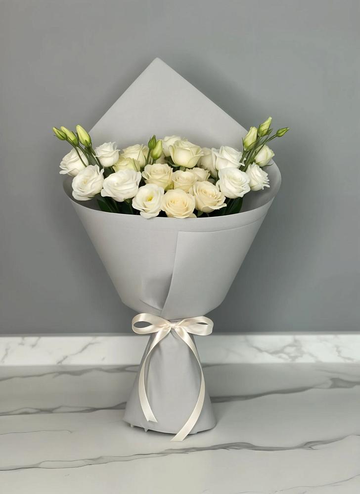 Букет цветов из: Розы и Лизиантусы в Горном Саратовская область