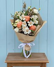 Букет цветов из:  Альстромерии, Лизиантусы, Розы и Хризантемы в Горном Саратовская область
