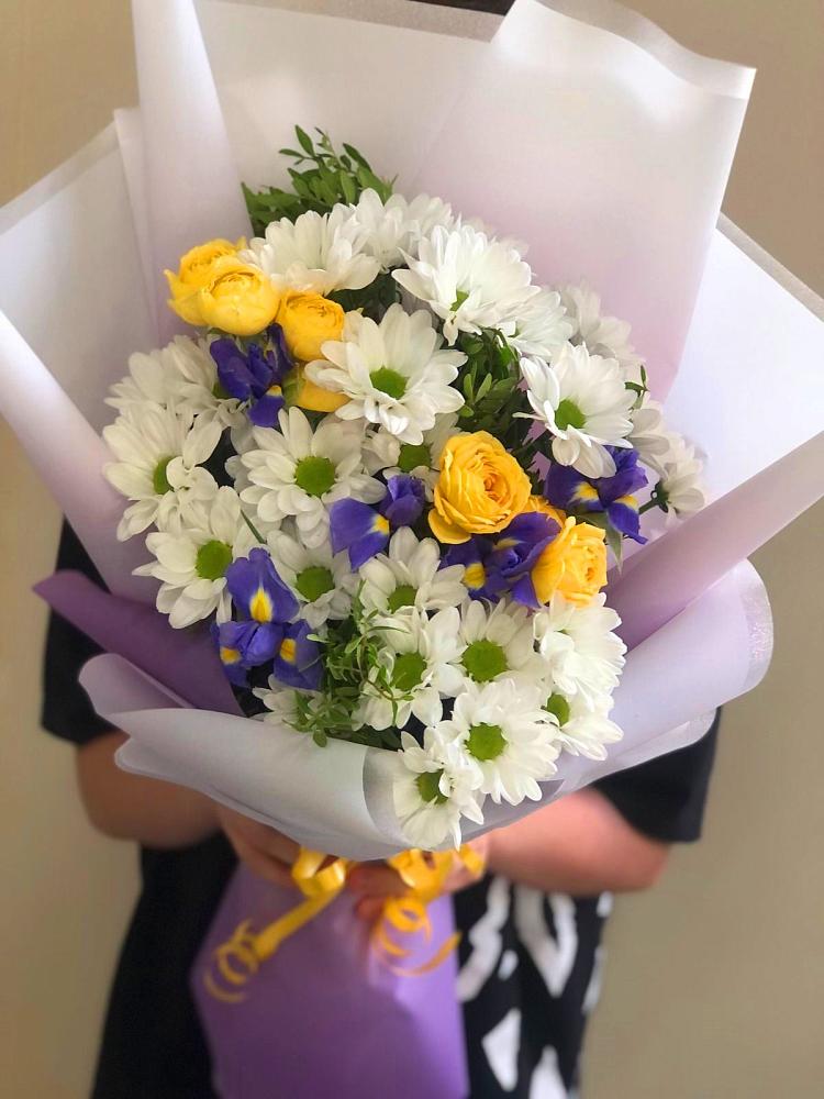Букет цветов из: Ирисы, Хризантемы и Розы в Горном Саратовская область