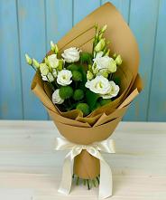 Букет цветов из:  Хризантемы и Лизиантусы в Горном Саратовская область