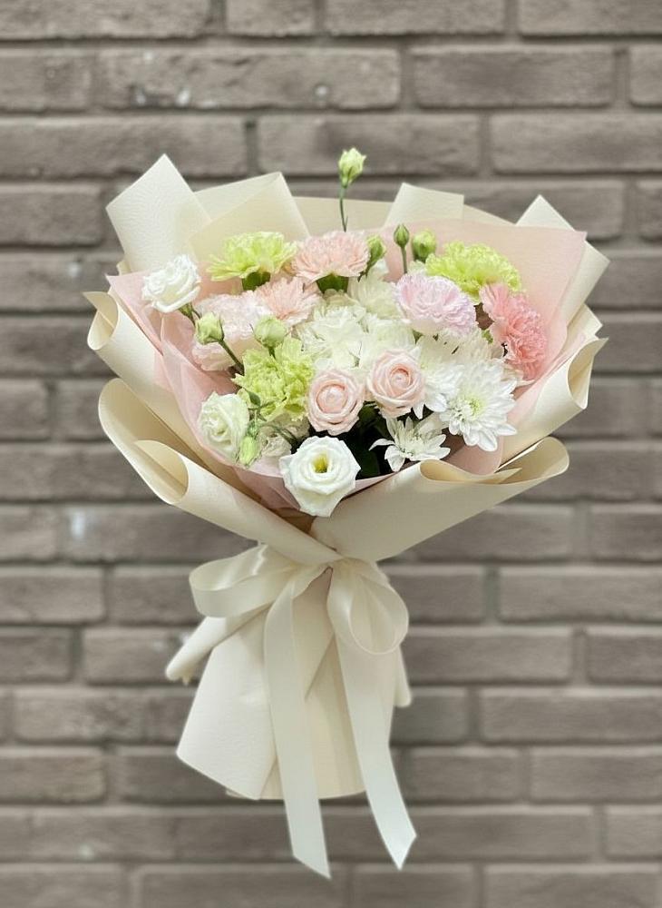 Букет цветов из: Гвоздики, Розы, Лизиантусы и Хризантемы в Горном Саратовская область