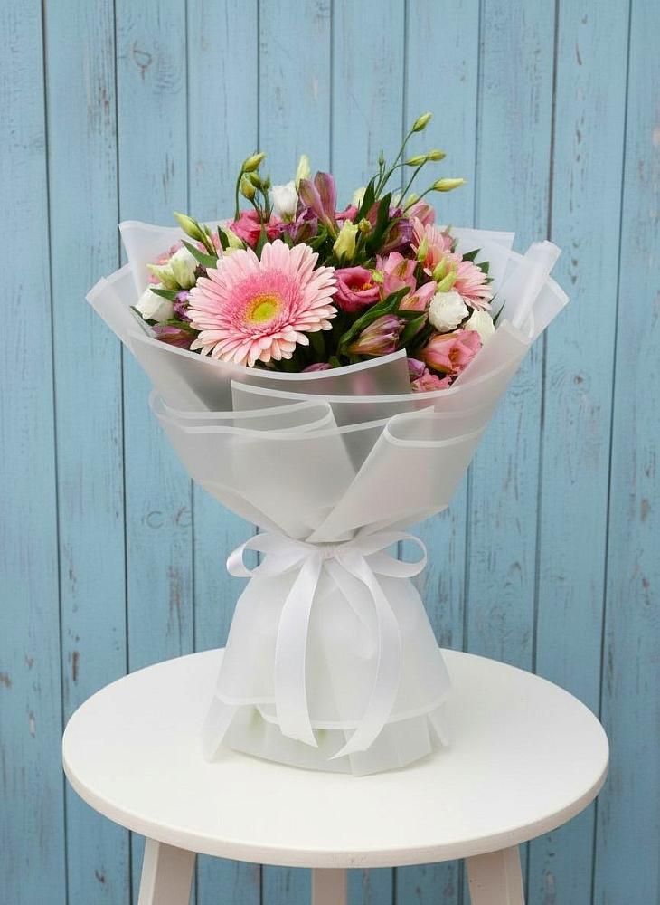 Букет цветов из: Герберы, Альстромерии и Лизиантусы в Горном Саратовская область