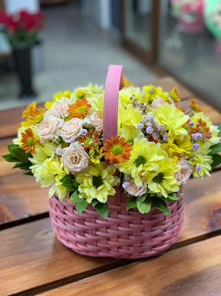 Цветочная композиция из Хризантемы и Розы в корзине в Горном Саратовская область
