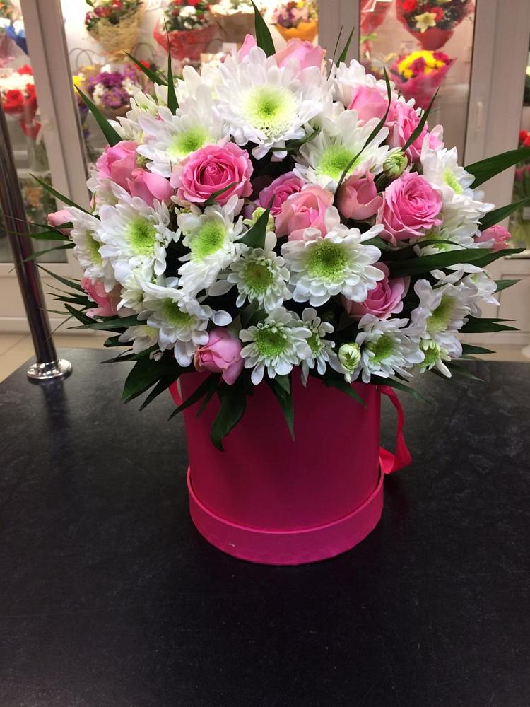 Цветочная композиция из Розы и Хризантемы в шляпной коробке в Горном Саратовская область