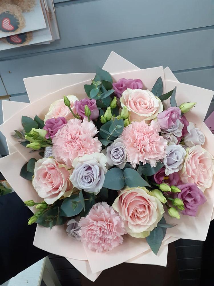 Букет цветов из: Розы, Гвоздики и Лизиантусы в Горном Саратовская область