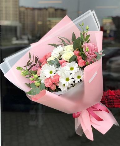 Букет цветов из: Розы, Лизиантусы и Хризантемы в Горном Саратовская область